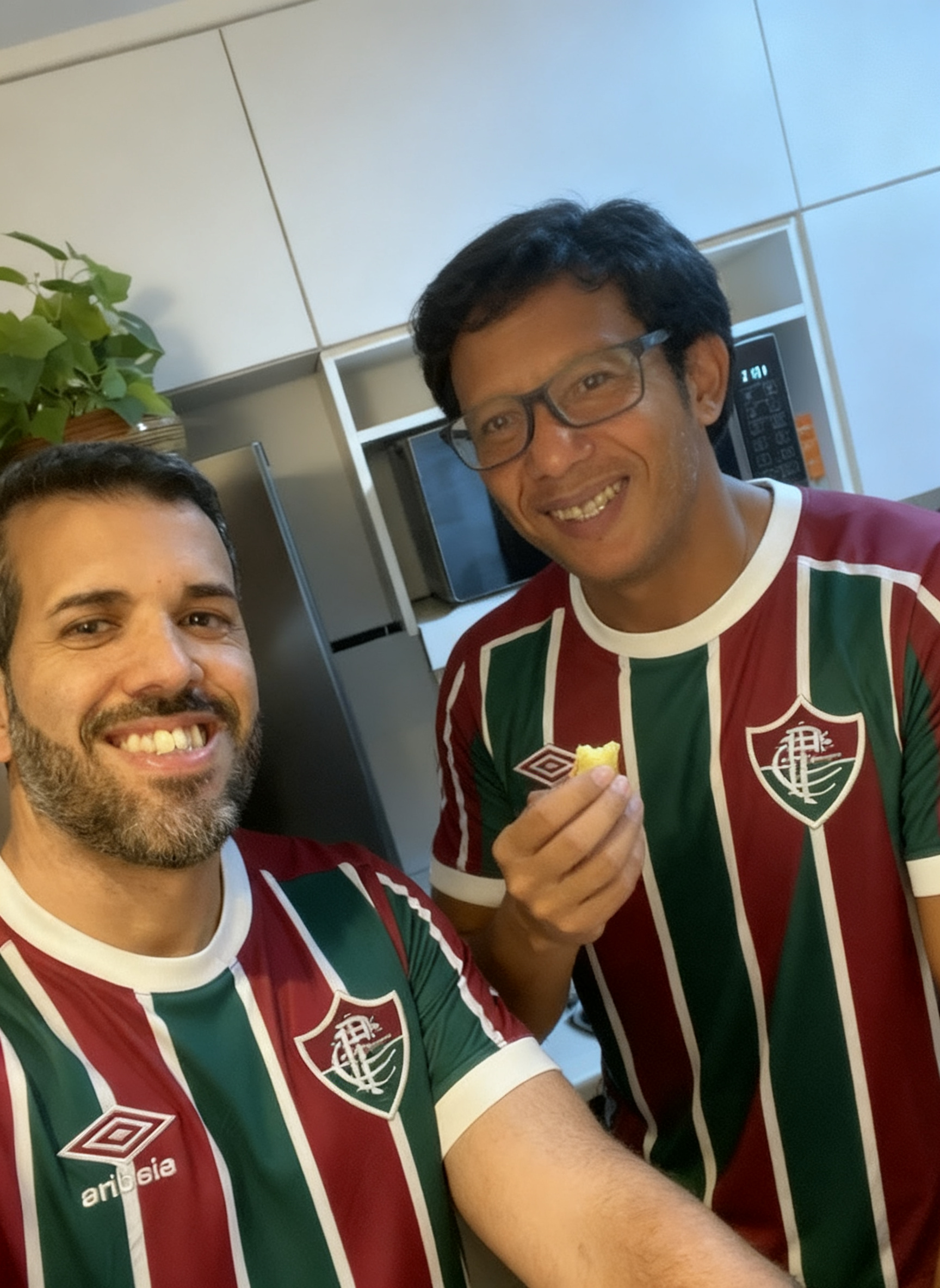 Dois amigos com a camisa do Fluminense